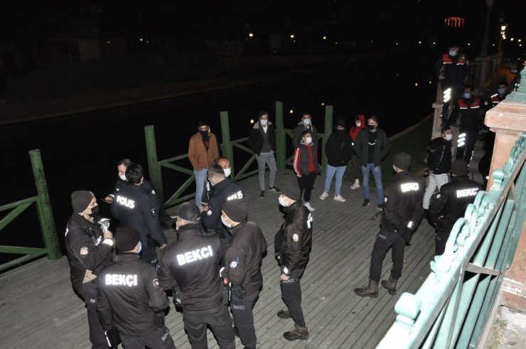 Ahşap iskele üzerinde ateş yakan gençlere polis müdahalesi