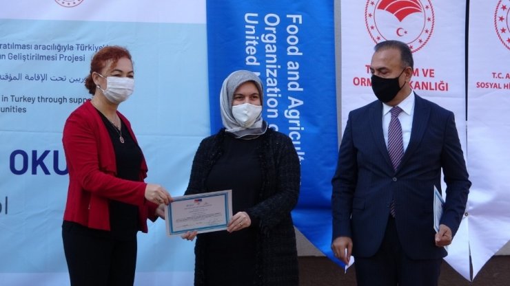 Bursa’da Uygulamalı Çiftçi Okulu ilk sertifikalarını verdi