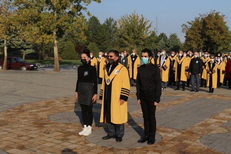 İnönü Üniversitesi’nde paraşütlü anma