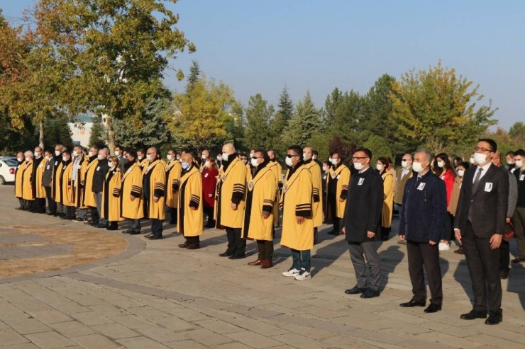 İnönü Üniversitesi’nde paraşütlü anma