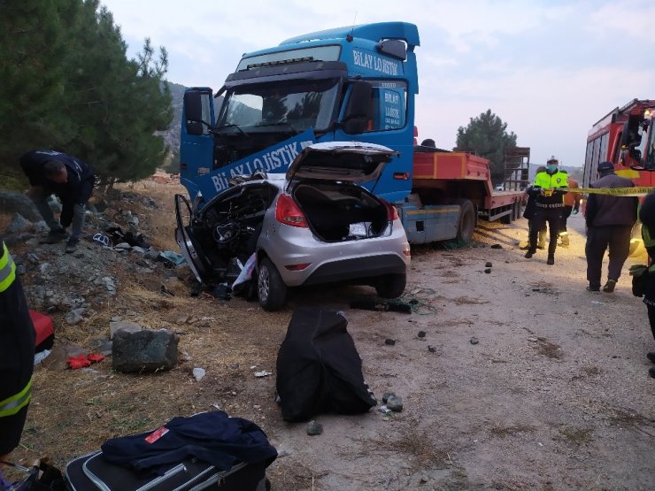 Kaza yapanlara yardım için duran gençler hayatının şokunu yaşadı