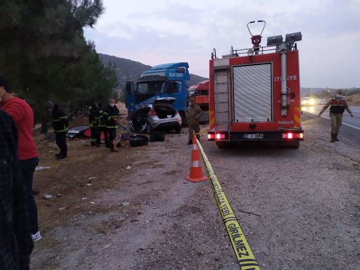 Kaza yapanlara yardım için duran gençler hayatının şokunu yaşadı