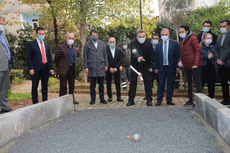 Gaziosmanpaşa’da gençler, Milli Ağaçlandırma Günü’nde fidan dikti