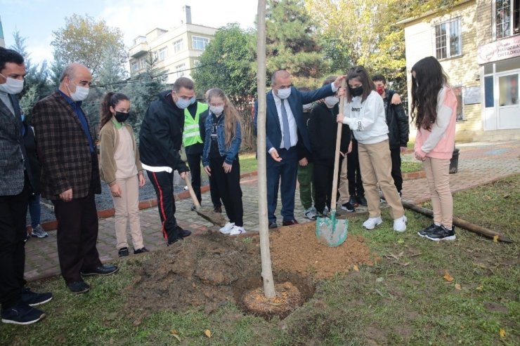 Gaziosmanpaşa’da gençler, Milli Ağaçlandırma Günü’nde fidan dikti