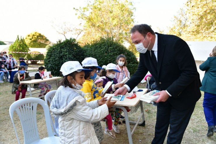 Başkan Gümrükçü Ata’yı deprem mağduru çocuklarla andı