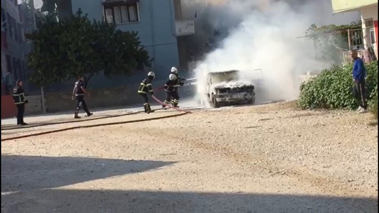 Park halindeki otomobil alev alev yandı