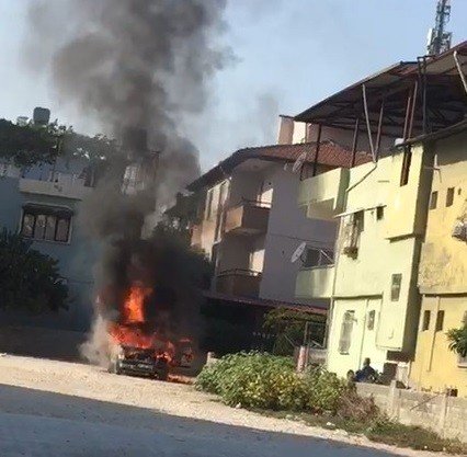 Park halindeki otomobil alev alev yandı