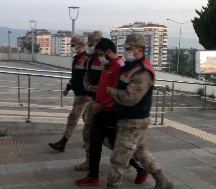 Jandarmanın önünden geçerken tabancalı poz veren şahıs tutuklandı
