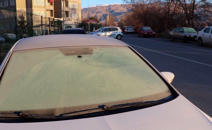 Bayburt ve Erzincan’da arabaların camları buz tuttu