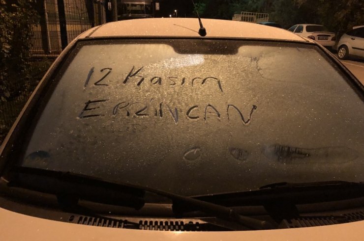 Bayburt ve Erzincan’da arabaların camları buz tuttu