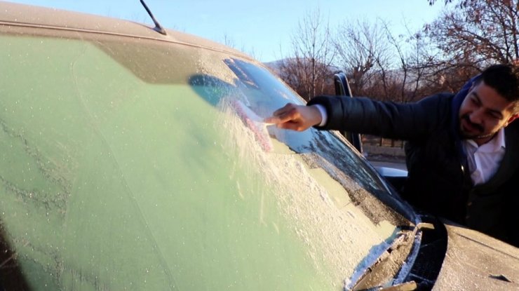 Bayburt ve Erzincan’da arabaların camları buz tuttu