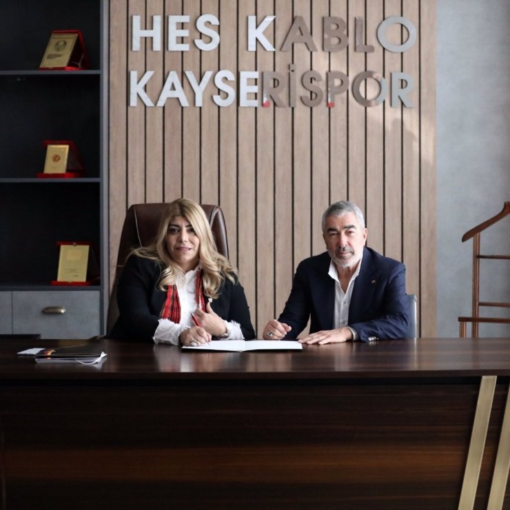 Samet Aybaba sözleşmeye imzayı attı