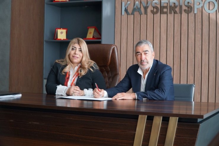 Samet Aybaba sözleşmeye imzayı attı