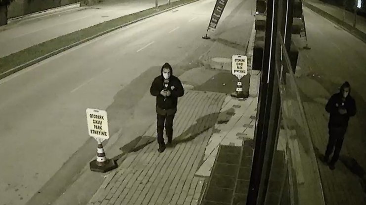Maskesini taktı, inceledi ve çaldı
