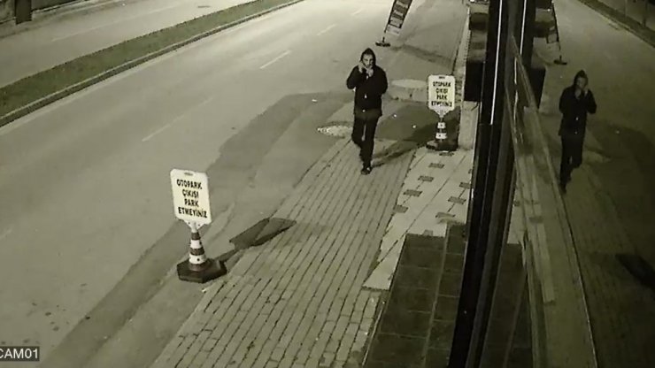 Maskesini taktı, inceledi ve çaldı