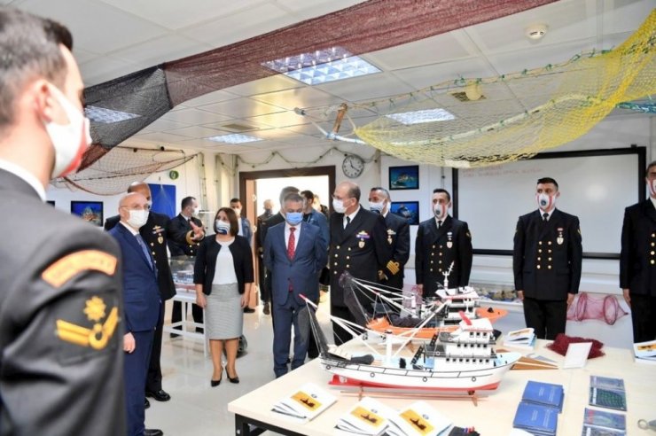 İçişleri Bakan Yardımcısı Erdil ve Vali Yazıcı Sahil Güvenlik Komutanlığı’nda incelemede bulundu