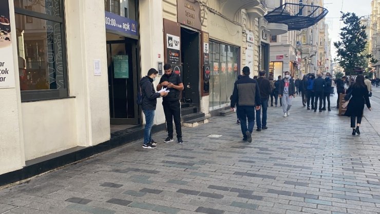 Taksim’de “sigara yasağı” denetimde ilginç anlar: “İçmiyordum kokusunu alıyordum”