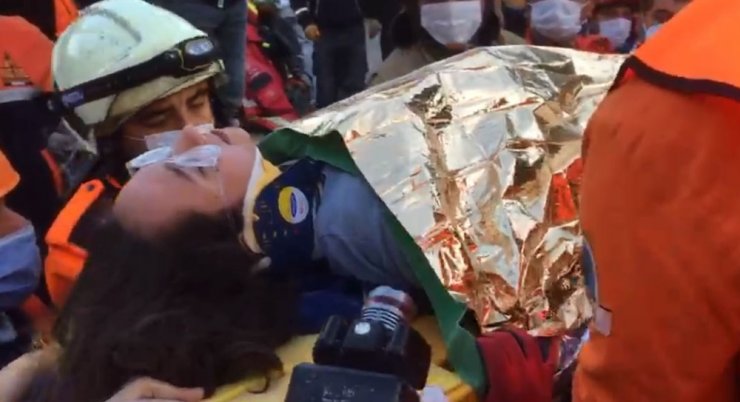 Enkazdan 17 saat sonra kurtarılan İnci, kemanına kavuştu