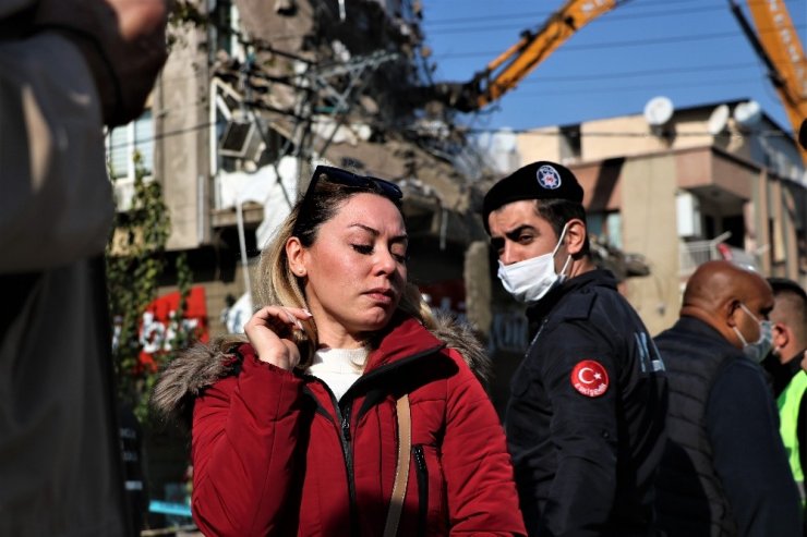 İş yerinin yıkılışını hıçkırıklara boğularak izledi