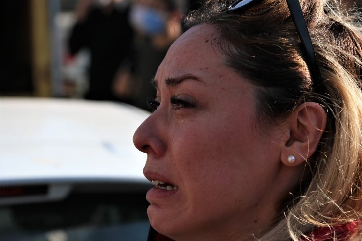 İş yerinin yıkılışını hıçkırıklara boğularak izledi