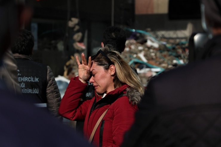 İş yerinin yıkılışını hıçkırıklara boğularak izledi