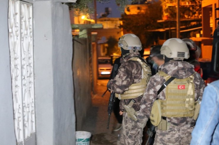 Aranan şahıslara şafak operasyonu