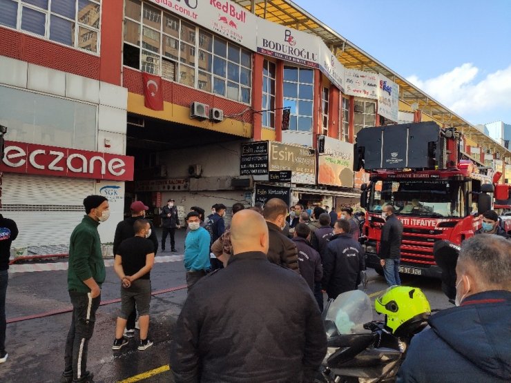 Bayrampaşa Kuru Gıda Hali’nde korkutan yangın