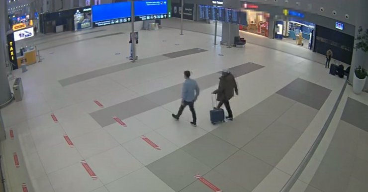 Vücuduna sardığı 100 telefonla İstanbul Havalimanı’nda yakalandı