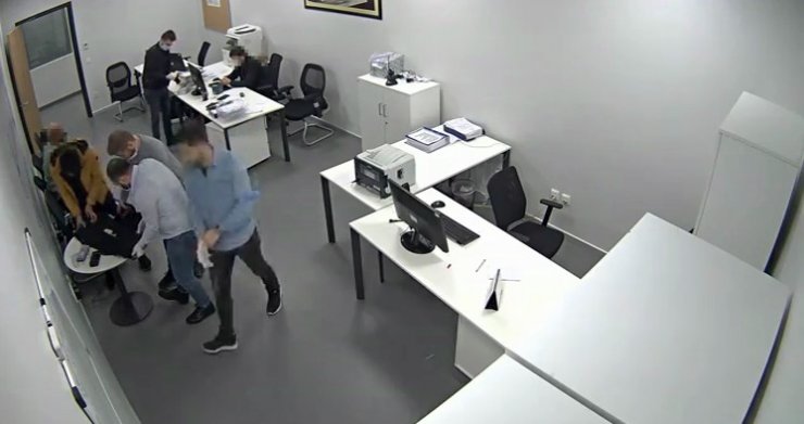 Vücuduna sardığı 100 telefonla İstanbul Havalimanı’nda yakalandı