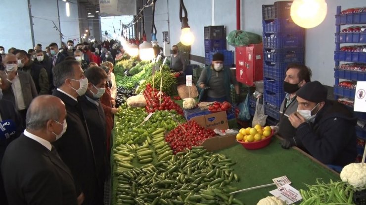 Vali Yerlikaya Esenler’de pazar denetimi yaptı