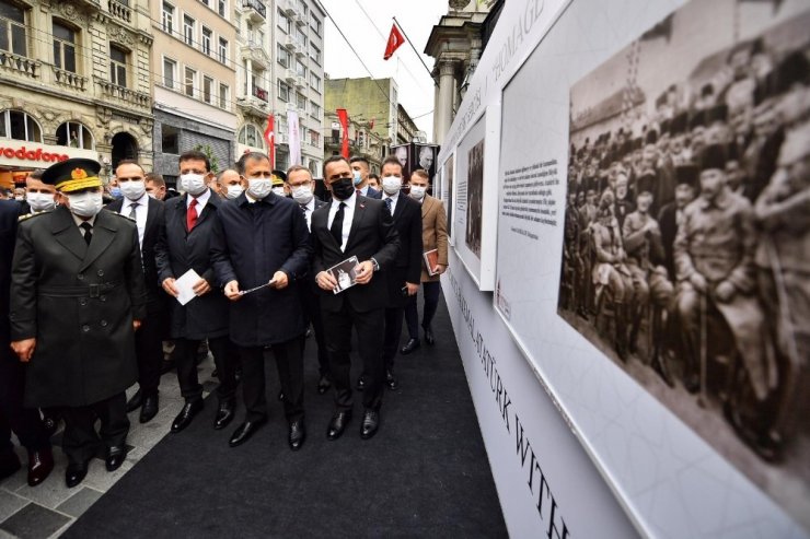 İstiklal Caddesi’nde "Atatürk’e Saygı - Dünyanın Gözünden Atatürk Sergisi"