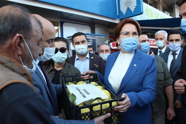 İYİ Parti Genel Başkanı Meral Akşener, Osmaneli’nde esnafı dinledi