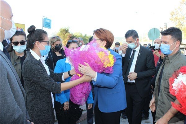 İYİ Parti Genel Başkanı Meral Akşener, Osmaneli’nde esnafı dinledi