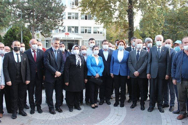 İYİ Parti Genel Başkanı Meral Akşener, Osmaneli’nde esnafı dinledi