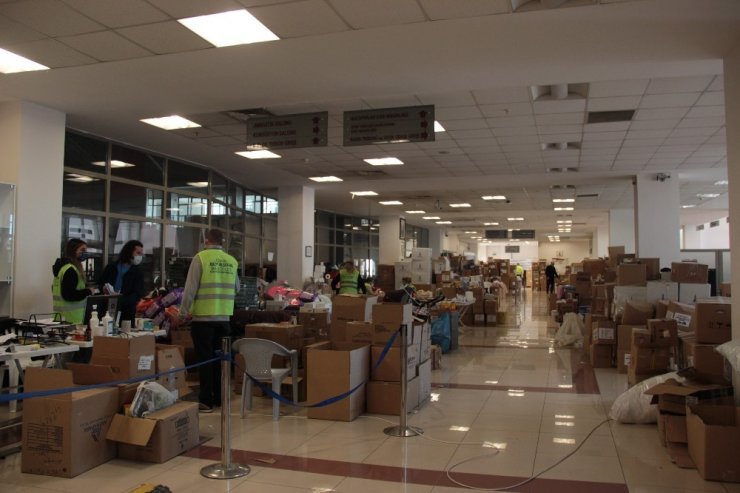 Çadır alanlarında büyük beden ve kışlık kıyafet ihtiyacı