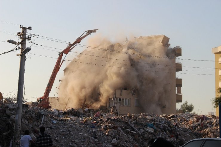Kontrollü yıkım sırasında binanın büyük bölümü yıkıldı, o anlar kameraya yansıdı