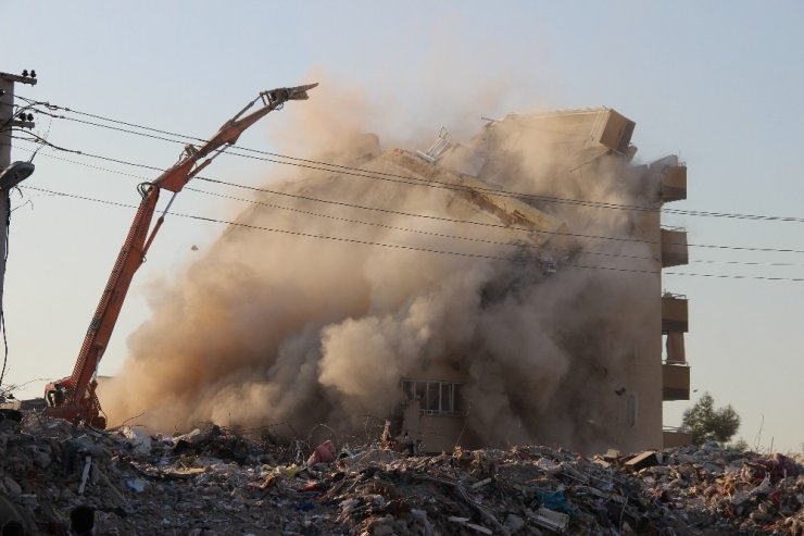 Kontrollü yıkım sırasında binanın büyük bölümü yıkıldı, o anlar kameraya yansıdı