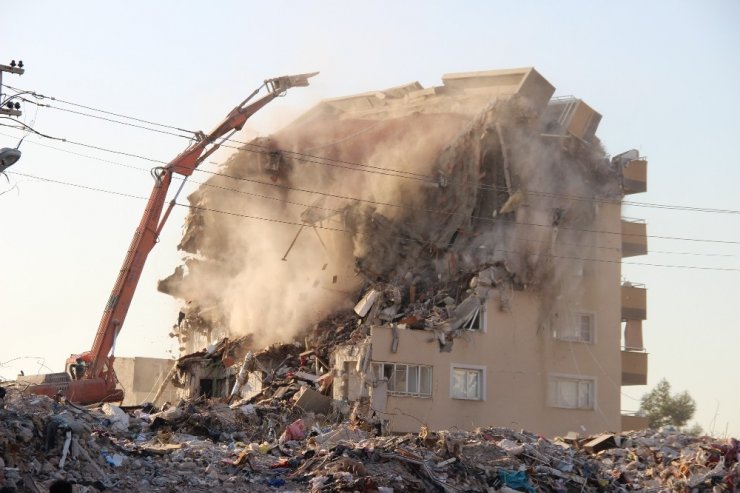 Kontrollü yıkım sırasında binanın büyük bölümü yıkıldı, o anlar kameraya yansıdı
