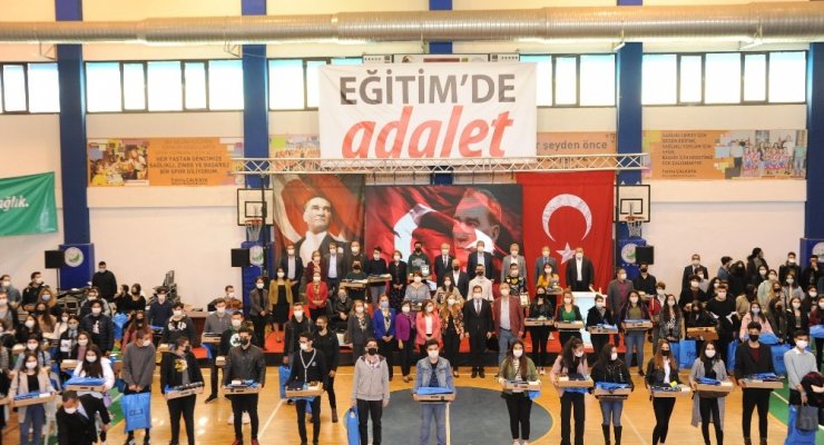 İzmir’in o ilçesinde üniversiteyi kazanan her öğrenciye bilgisayar hediyesi