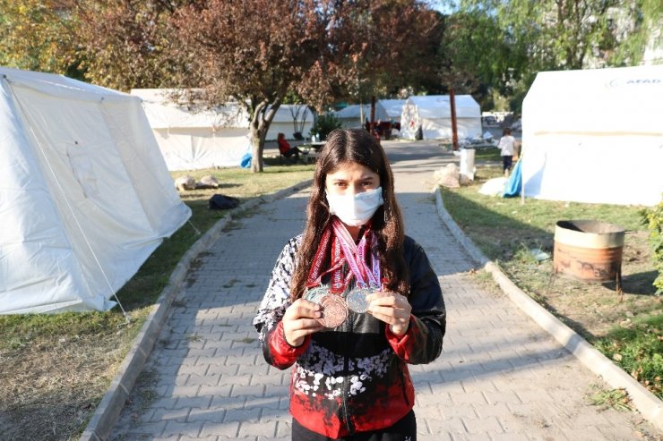 Deprem evini yıktı, azmini yıkamadı