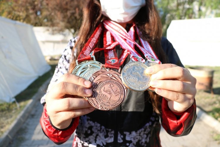 Deprem evini yıktı, azmini yıkamadı