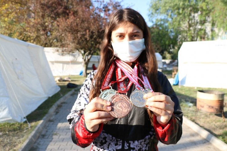 Deprem evini yıktı, azmini yıkamadı