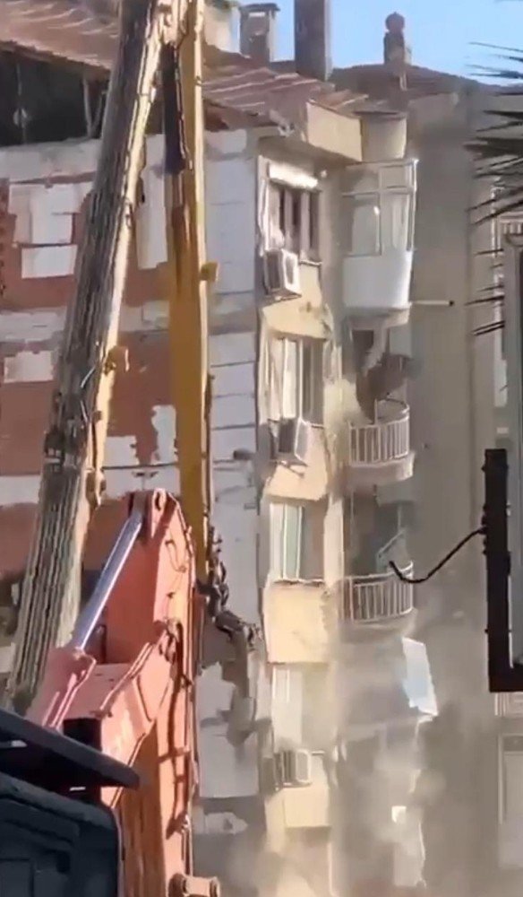 Binanın çöküş anı cep telefonu kamerasında