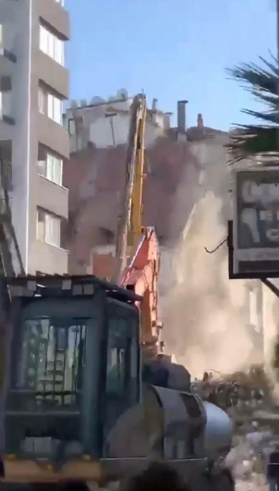 Binanın çöküş anı cep telefonu kamerasında