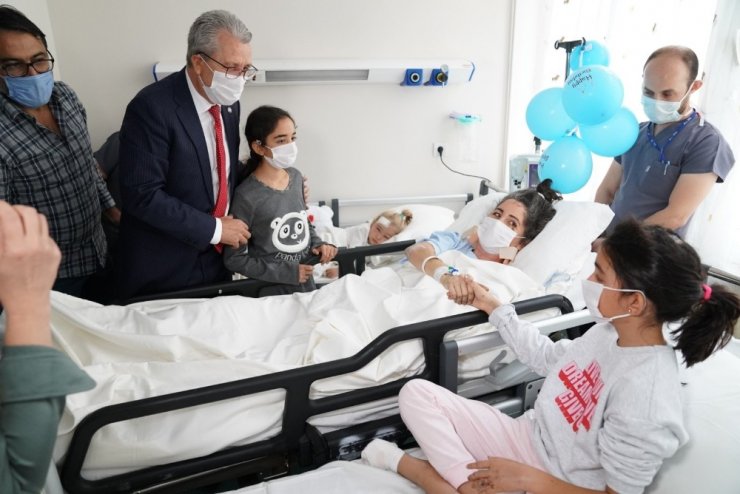 65 saat sonra enkazdan kurtarılan Elif ve ailesi taburcu oldu