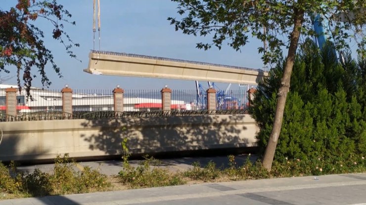 Depremde araçların üzerine düşen viyadüğün dev beton blokları kaldırılıyor