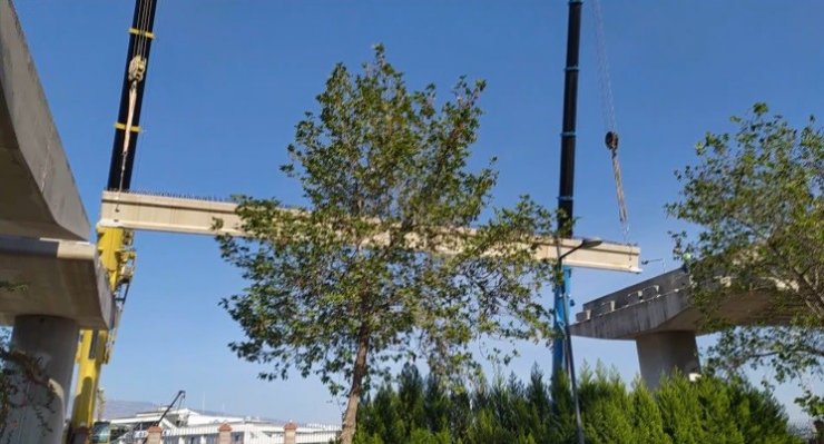 Depremde araçların üzerine düşen viyadüğün dev beton blokları kaldırılıyor