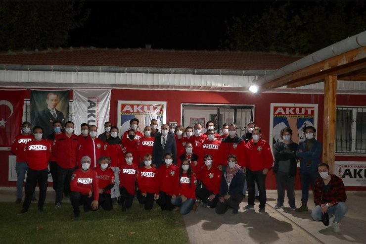 Başkan Zolan, İzmir depreminin kahramanlarını ziyaret etti