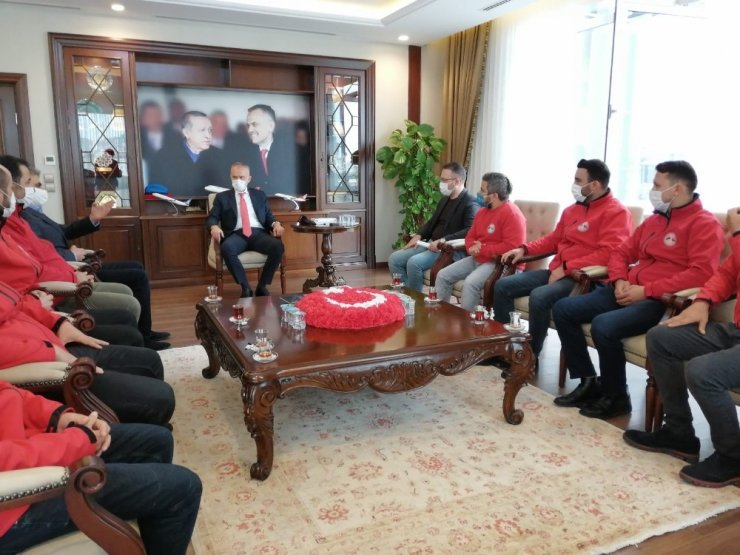 İzmir’deki arama kurtarma çalışmalarından dönen ÇEKUT’u Başkan Poyraz karşıladı