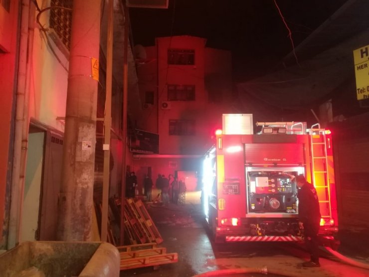 3 katlı mobilya atölyesinde korkutan yangın